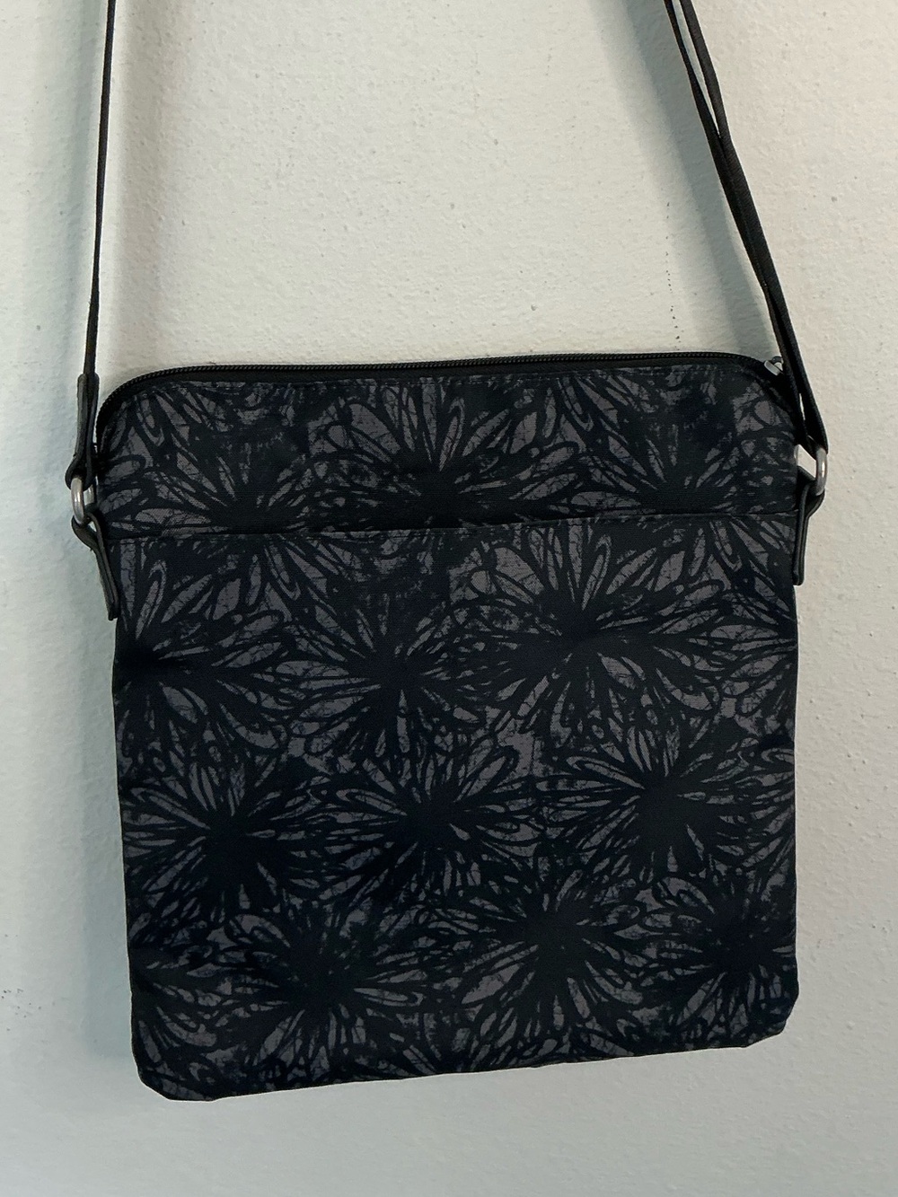 Baggallini Crossbody Bag Black Gray Floral Travel Lightweight Nylon RFID Style - Picture 2 of 9